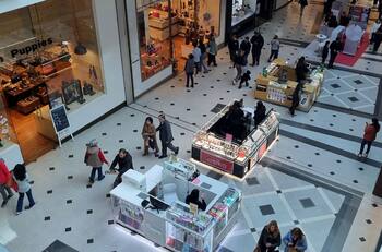 Al menos seis grandes empresas internacionales han comenzado a cerrar sus tiendas e irse de Chile en lo que va del 2025