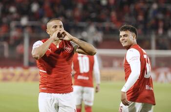 VIDEO | Locura total: Leandro Benegas ingresó y le dio el empate en menos de un minuto a Independiente en Argentina