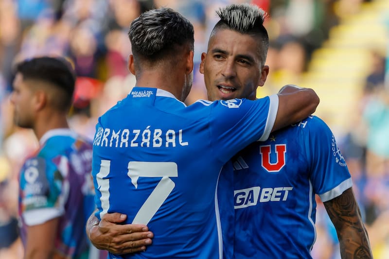 Leandro Fernadez celebra con Fabián Hormazábal.