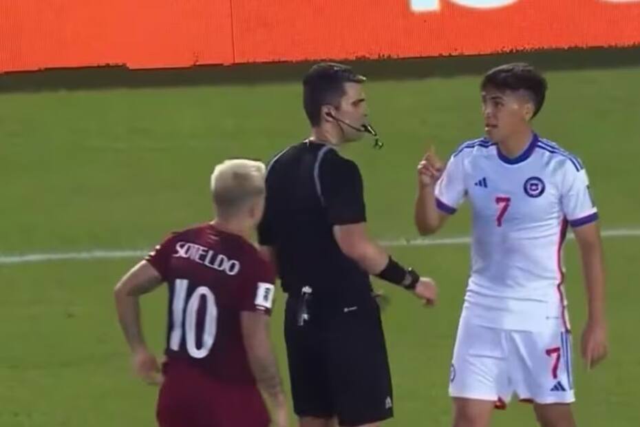 El momento en que Marcelino Núñez encara al árbitro del partido ante Venezuela.