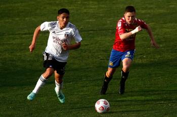 Dirigente del fútbol chileno envió duro dardo a los representantes de jugadores menores de edad: "Les compran hasta la mercadería del supermercado"