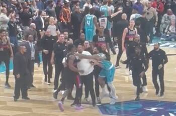 VIDEO | Una pelea colosal se tomó la NBA: cuatro expulsados, puñetes y mucha calentura