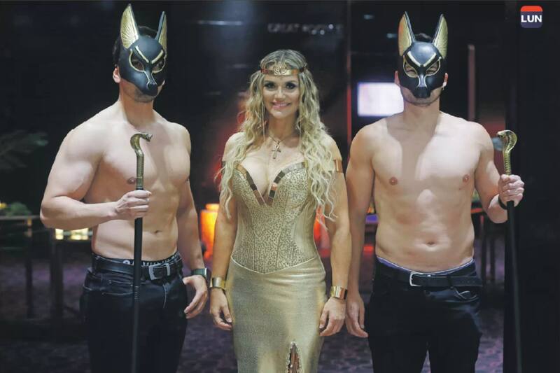 Kenita Larraín se lució con un vestido de cuero dorado con incrustaciones de cristales Swarovski en su cumpleaños 50.