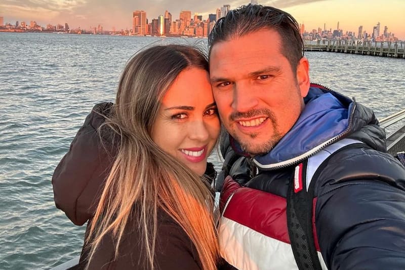 La pareja está disfrutando de un lujoso crucero.