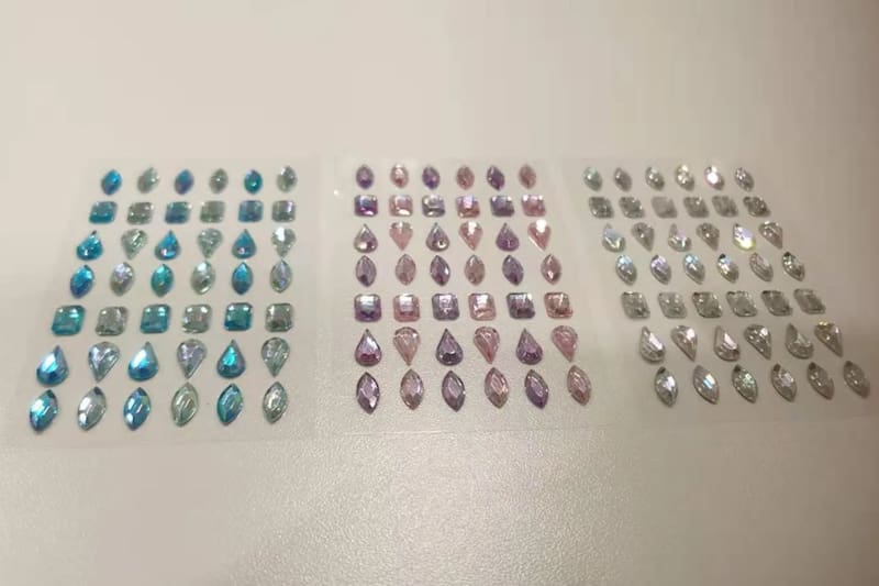 Pegatinas decorativas de gemas en varios colores, perfectas para personalizar objetos.