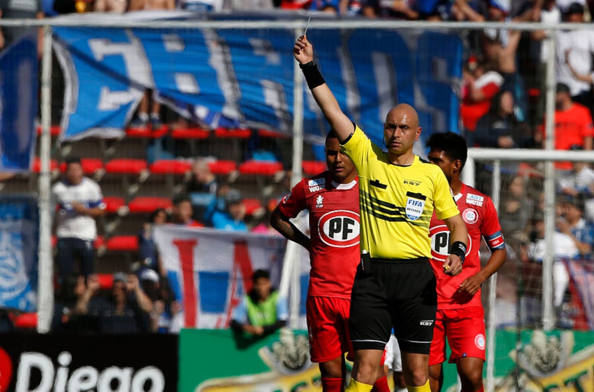 Redes sociales se van con todo contra arbitraje de César Deischler