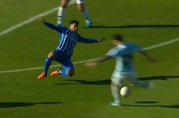 VIDEO | ¡Le pegaron donde duele! El terrible pelotazo que sufrió un jugador de Godoy Cruz en Argentina