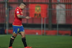 Tras su inesperada ausencia: aseguran que Unión Española evalúa rescindir el contrato de Emiliano Vecchio