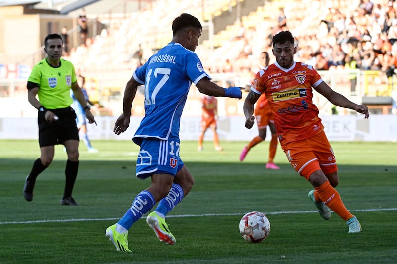 El jugador de la U, Fabián Hormazabal frente a Cobreloa.
