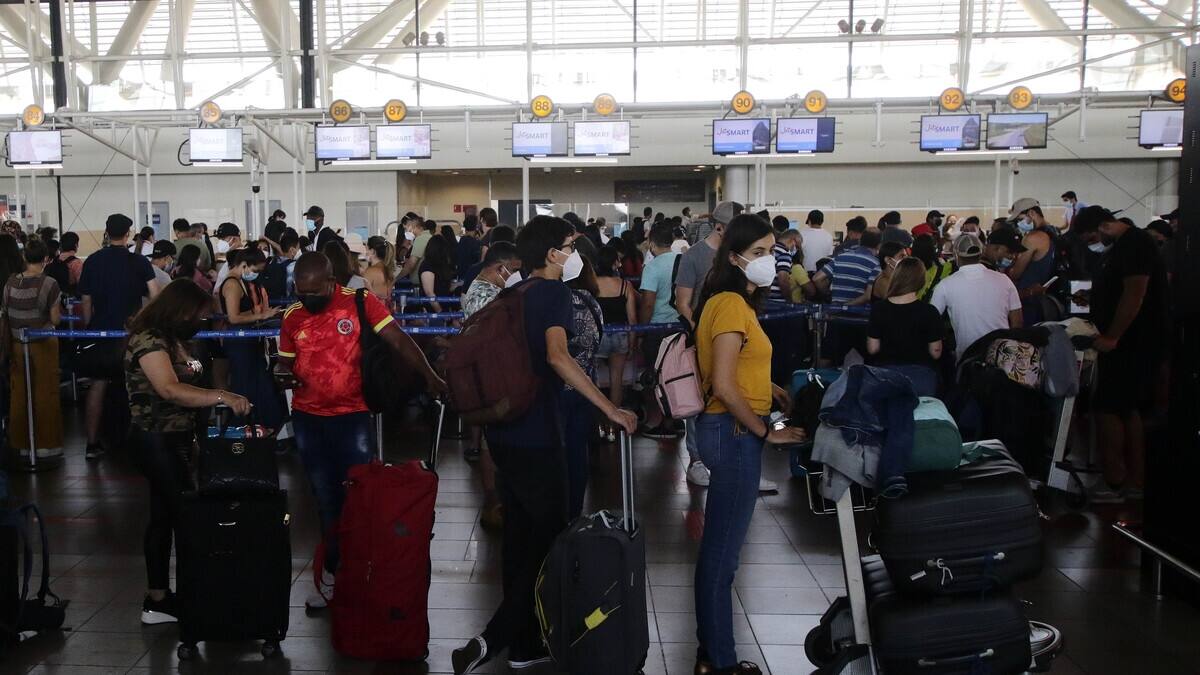 Paro de camioneros: comenzaron a reprogramar vuelos suspendidos hacia el norte y Santiago