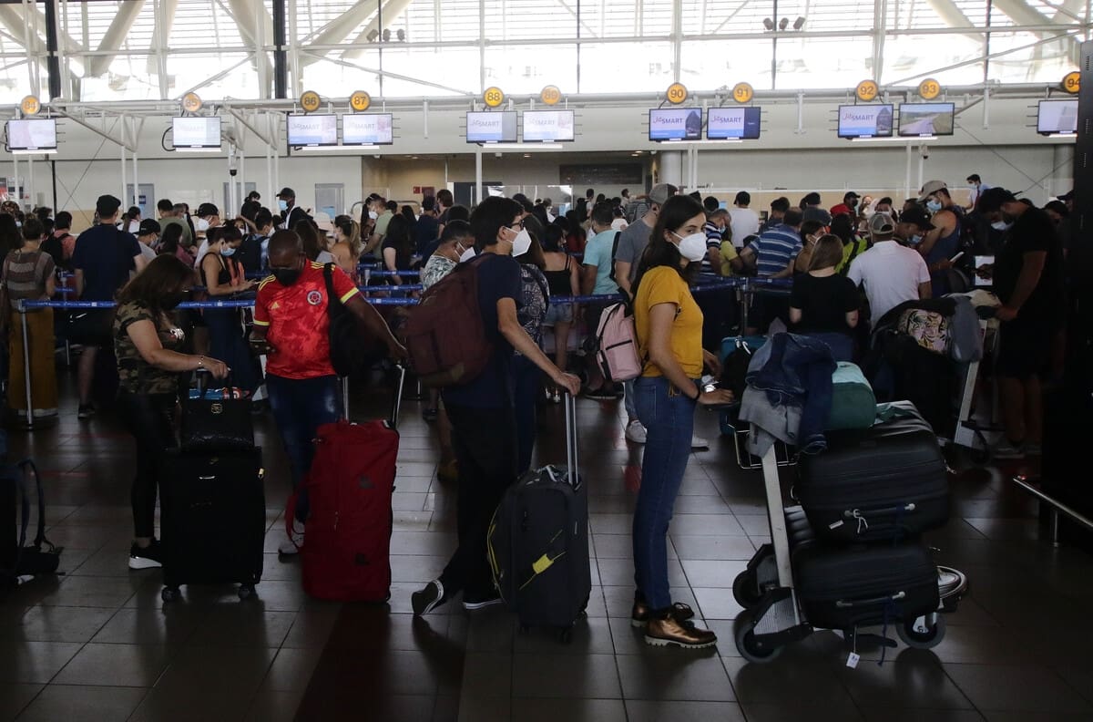 Paro de camioneros: comenzaron a reprogramar vuelos suspendidos hacia el norte y Santiago