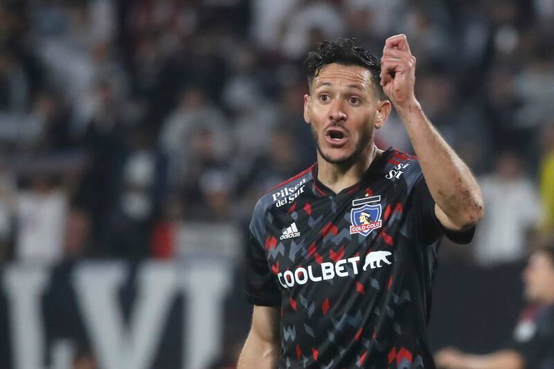 Agosto de 2023, el zaguero con la tricota popular jugando semifinales de Copa Chile.