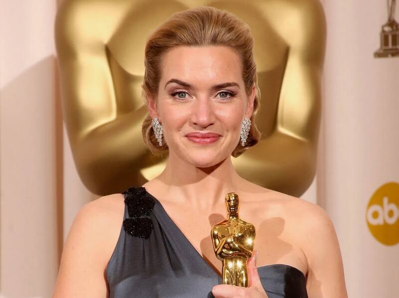 Kate Winslet con su Oscar por su actuación en "Una pasión secreta"