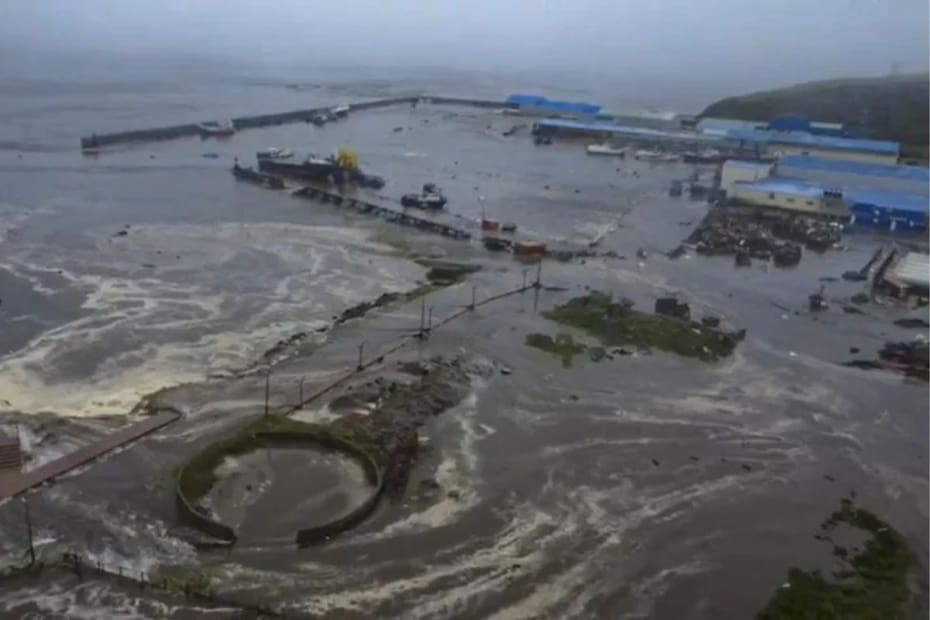 El movimiento telúrico dejó un fuerte tsunami y alertas en las costas del Pacífico.
Créditos: EFE.
