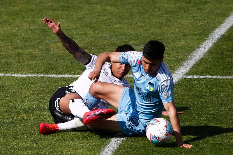 Tomás Alarcón enfrentando a Colo Colo.