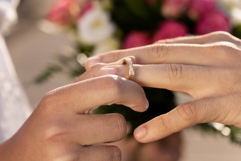 Este aporte celebra el matrimonio o acuerdo de unión civil de una pareja.