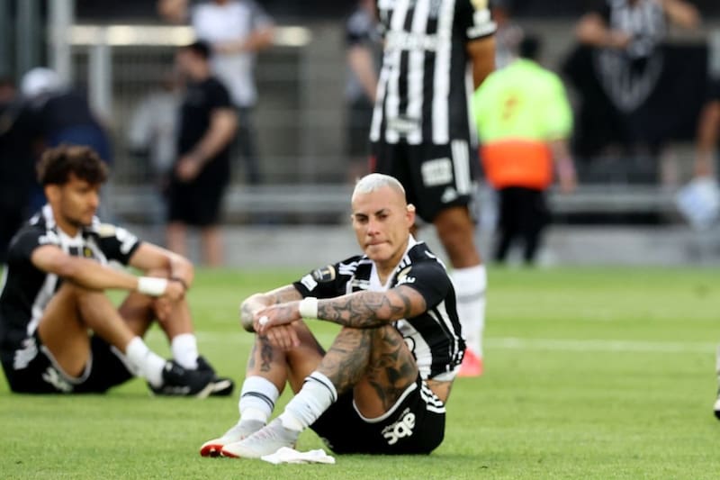 Eduardo Vargas perdió la final de la Copa Libertadores y corre el riesgo de descender en Brasil.