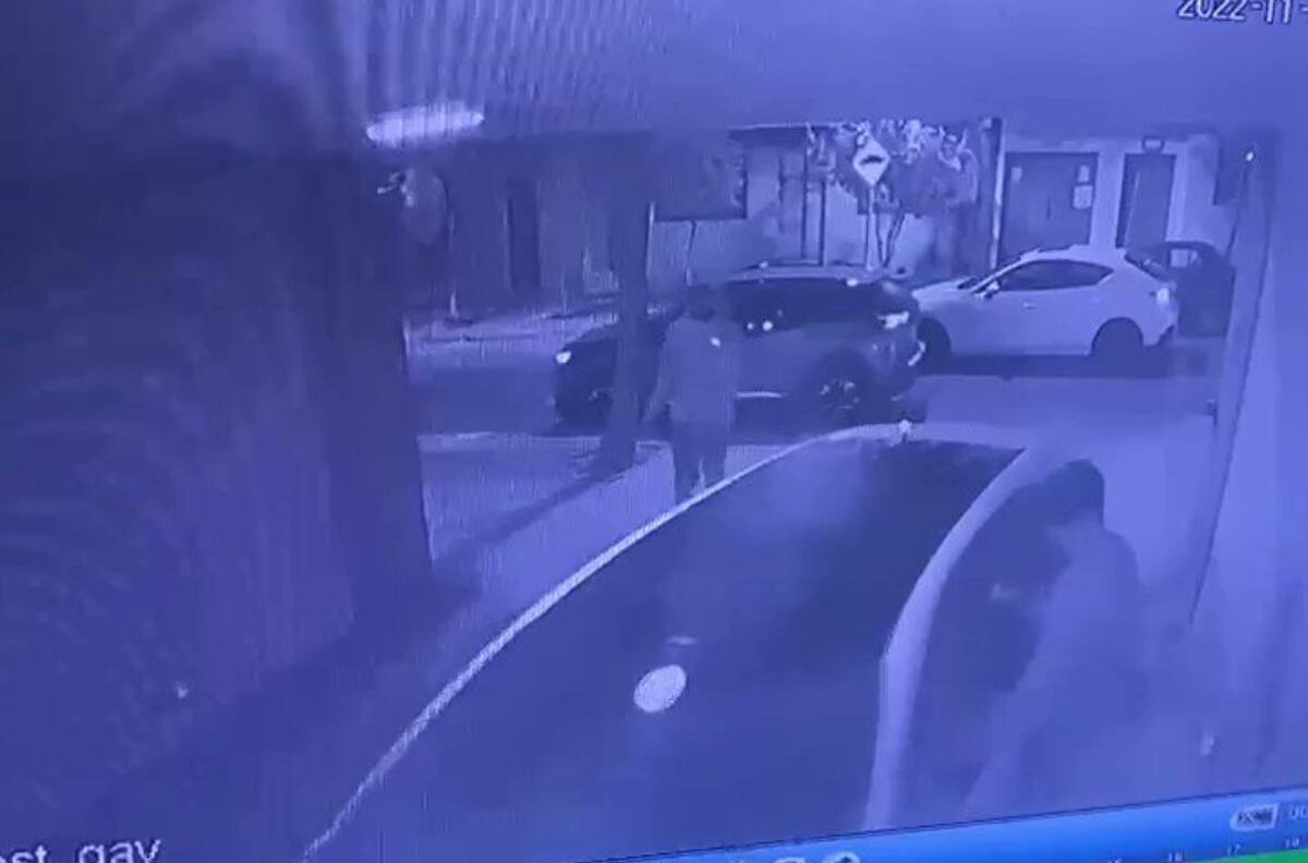 VIDEO | Con armas y extrema violencia: Pareja fue víctima de portonazo en comuna de Santiago