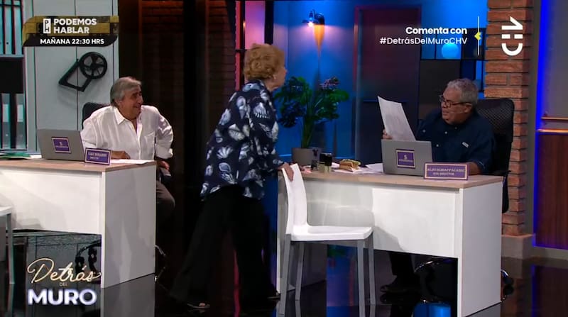 La figura no terminó ahí. Puesto que arremetió con todo en su momento de furia hacia Aldo Schiappacasse. Créditos Captura: Youtube.