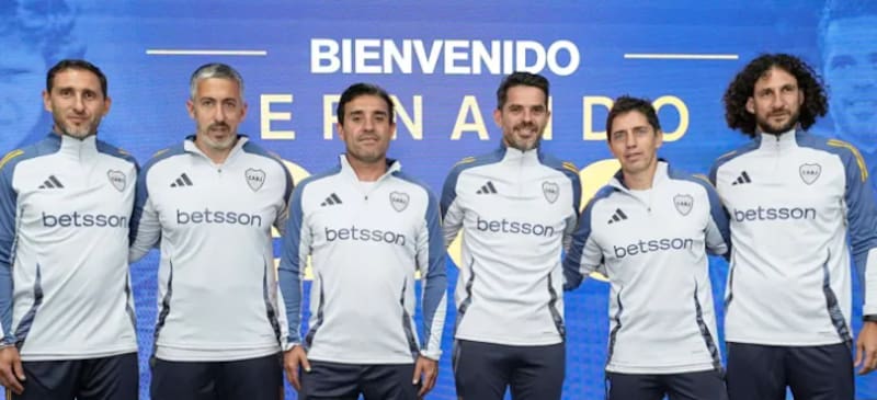 Tigre Muñoz (a la izquierda) con el cuerpo técnico de Boca Juniors