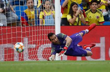 Claudio Bravo y las tapadas más brillantes jugando por la Selección Chilena