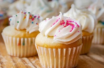 Receta de cupcakes de vainilla: Así de fácil es prepararlos para que queden esponjosos