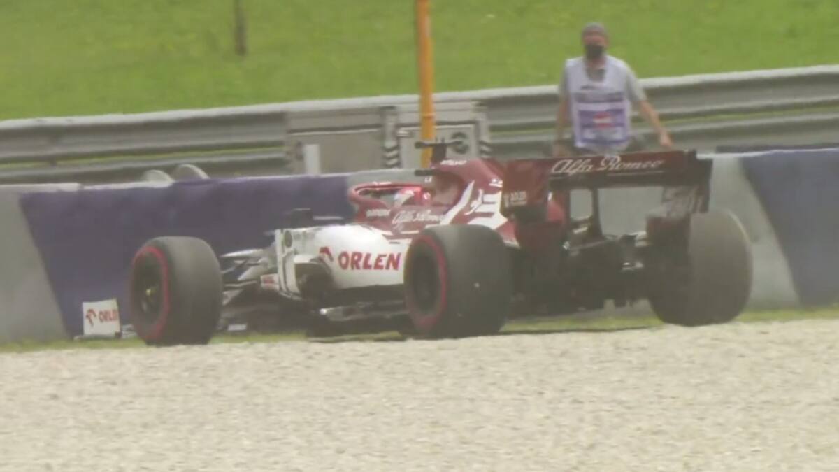 ¿Problemas con la dirección? Kimi de Alfa Romeo se fue contra el ripio