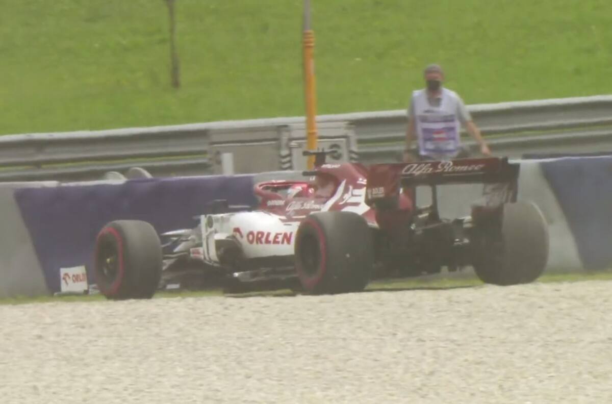 ¿Problemas con la dirección? Kimi de Alfa Romeo se fue contra el ripio