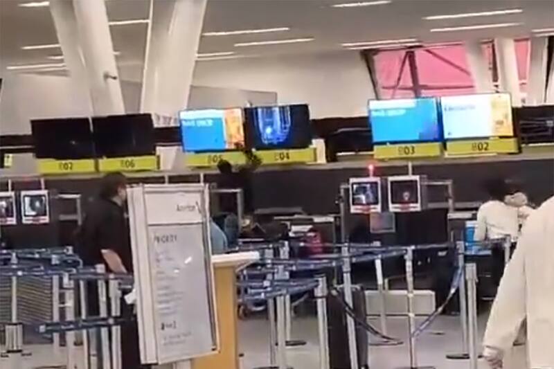 Es la segunda vez que este hombre realiza tal acción en la terminal aérea. Captura Video.
