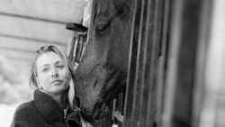 VIDEO | Tierno caballo se hace viral tras consolar a su dueña mientras llora