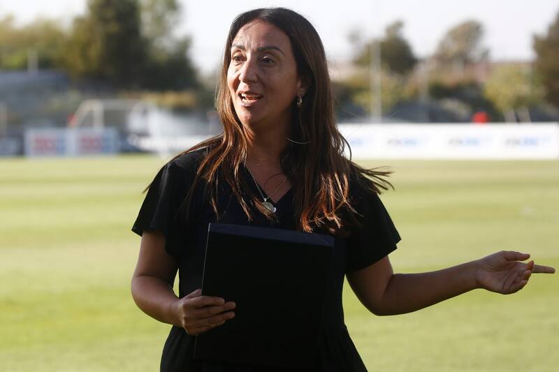 Las consecuencias que sufrieron Cecilia Pérez y un paramédico de la U en el Estadio Monumental. Foto: Aton.