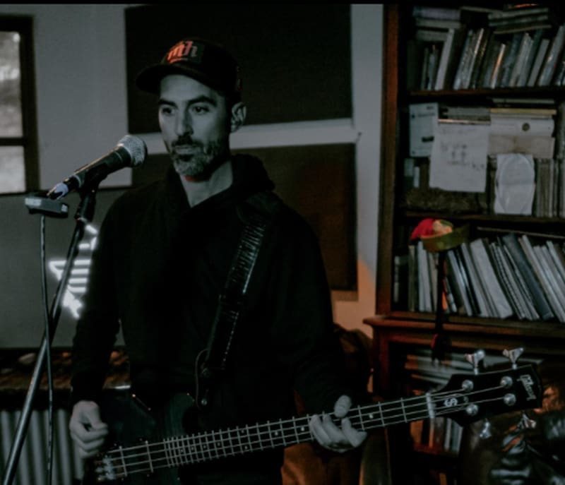 El bajista ayuda a más bandas con su empresa "Negro Pasión"