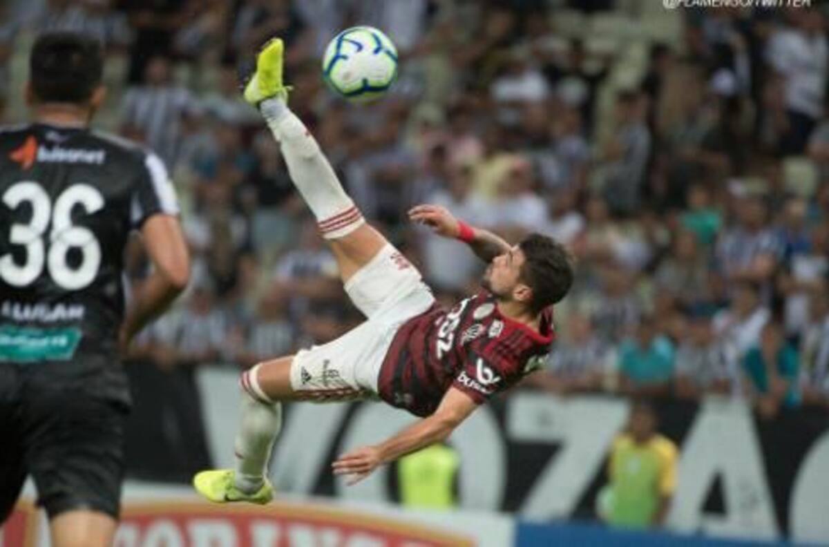 De Arrascaeta se quedó con el mejor gol del Brasileirao con monumental chilena