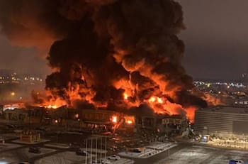 VIDEO | Estalla un centro comercial con un gran incendio a las afueras de Moscú en Rusia