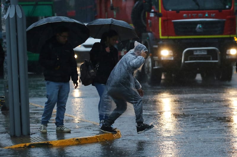 Entérate cómo seguirá el avance del sistema frontal en el resto del país según el último informe de la Dirección Meteorológica de Chile (DMC).