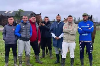 Arturo Vidal compartió con sus amigos en su criadero del sur de Chile