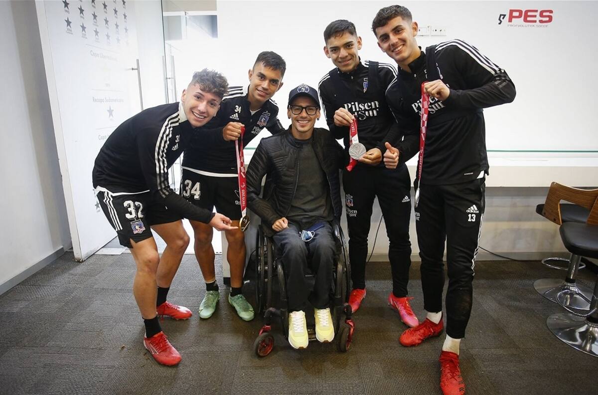 El triple medallista paralímpico Alberto Abarza visitó el entrenamiento de Colo Colo