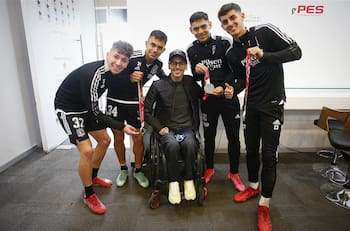 El triple medallista paralímpico Alberto Abarza visitó el entrenamiento de Colo Colo