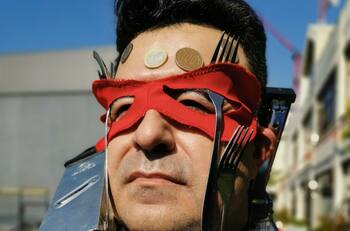 “Mi Barrio” ironizó con el magnetismo de las vacunas con cómico sketch de “el hombre magneto”