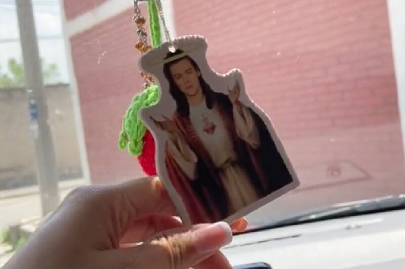 Abuelita confunde a Harry Styles con Dios.