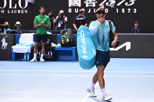 El italiano se retira visiblemente afectado tras deber retirarse del duelo ante Novak Djokovic producto de una lesión, cuando se imponía por dos sets a cero. Foto: Agencia EFE.