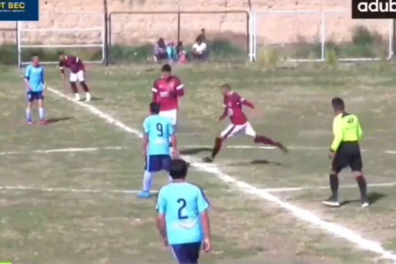 Gol insólito: apenas tres segundos demoró el balón desde la mitad de la cancha hasta alojarse en el fondo del arco.
