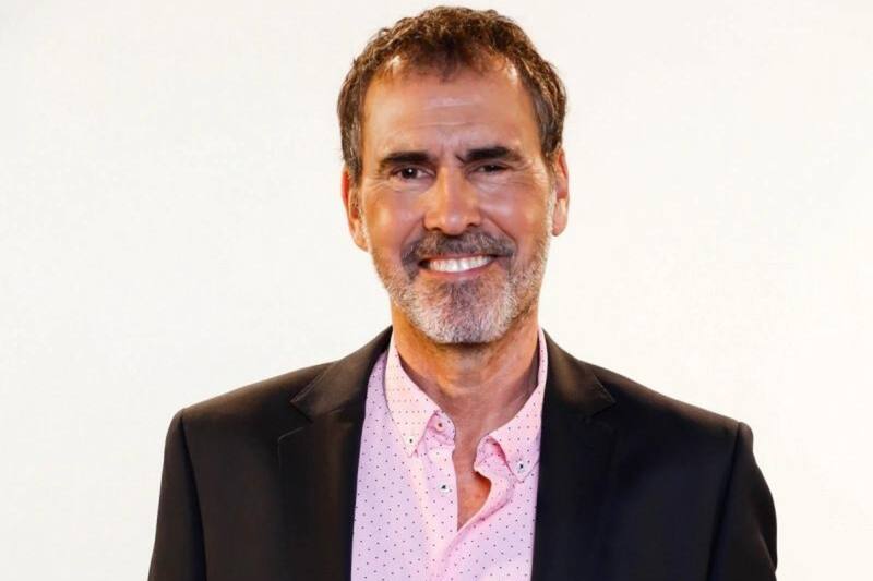 es acusado de abuso sexual.