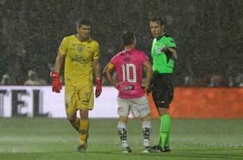 El tapadón de Jorge Pinos que evitó el descuento de Colón en Copa Sudamericana