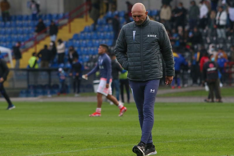 La última vez que Paulucci dirigió a la UC. 17 de abril de 2022. Derrota ante Huachipato en Talcahuano. La sexta en el torneo. El DT argentino propuso su salida y se la aceptaron.