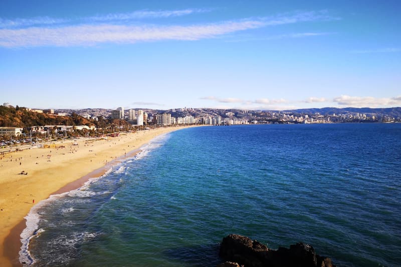Sus aguas azules y la arena dorada hacen de su paisaje uno de los aspectos más destacados por sus visitantes. Créditos: Google Maps.