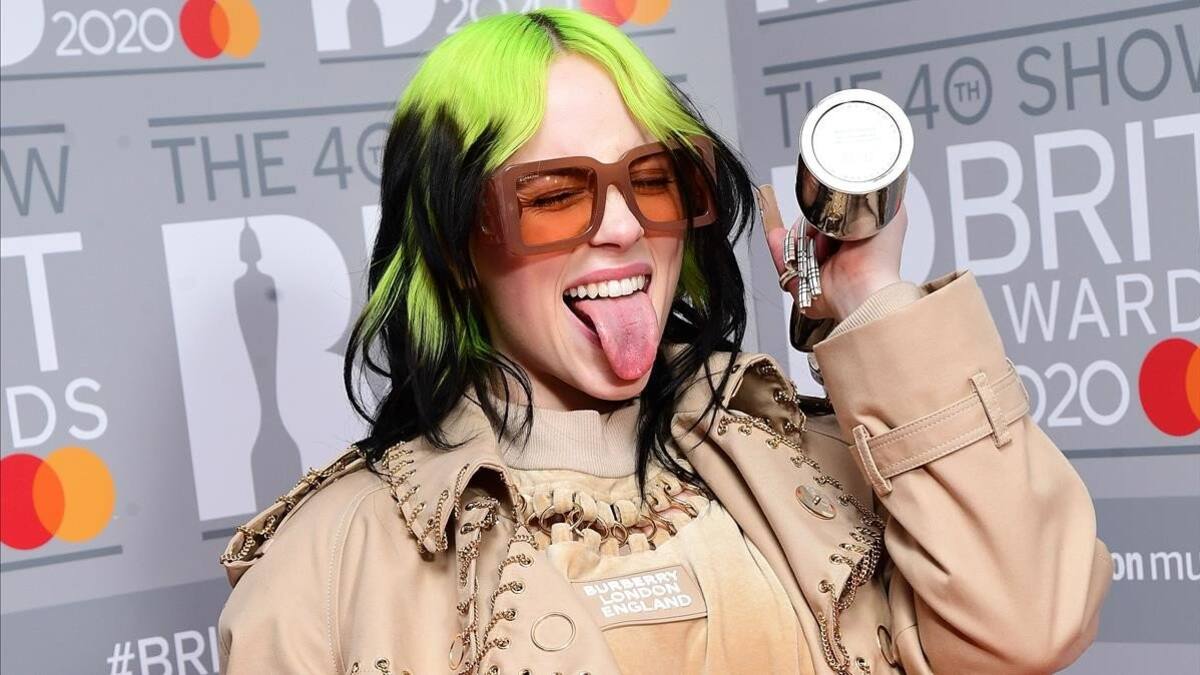 Billie Eilish dejó atrás su estilo "oversize" y sorprendió con un nuevo look por las calles de Los Ángeles