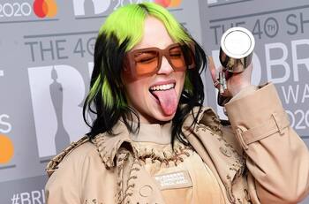 Billie Eilish dejó atrás su estilo "oversize" y sorprendió con un nuevo look por las calles de Los Ángeles