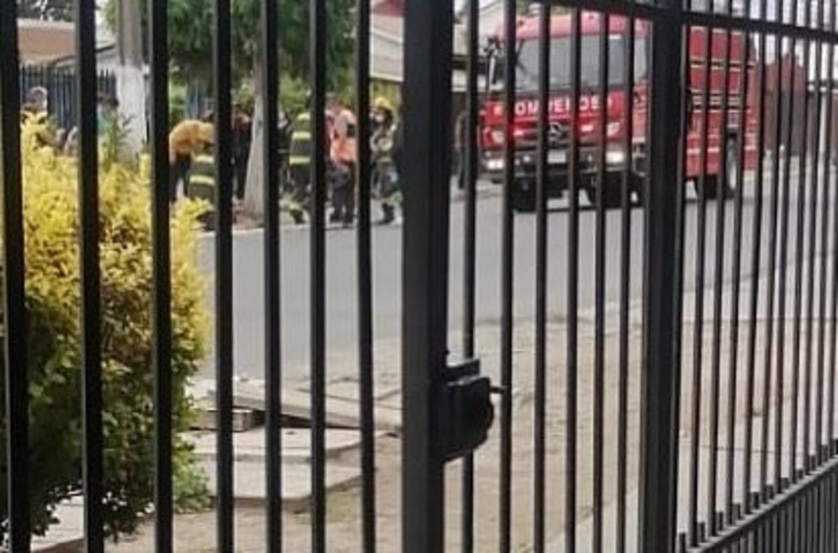Motociclista muere al caer a canal tras chocar con poste
