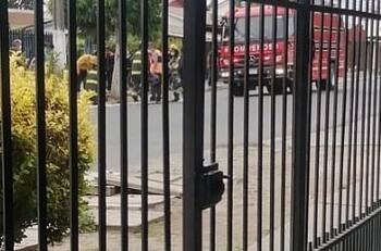 Motociclista muere al caer a canal tras chocar con poste